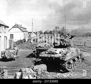 American Armor Fans sind in der Nähe von Gelin, Belgien, um auf die Gefangene deutsche Infanterie Ca zu schießen. September 1944 Stockfoto