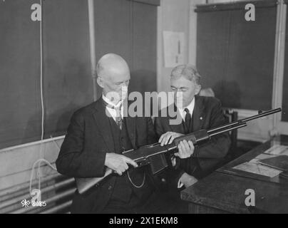 Mr. John M. Browning, Erfinder der Browning Light Machine Gun, und Mr. Burton, ein Experte für Gewehre in Winchester, diskutieren über die feineren Punkte der Waffe CA. 1918 Stockfoto