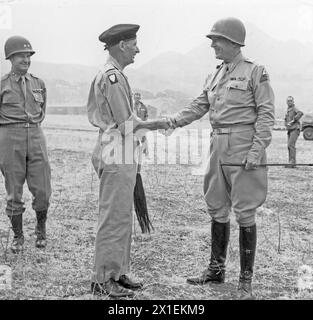 General Bernard Law Montgomery wird von Lieutenant General George S. Patton Jr. am Flughafen Palermo verabschiedet. Juli 1943 Stockfoto