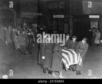 Originalunterschrift: GENERAL PATTONS BEERDIGUNG die Sargträger tragen den Sarg von General George S. Patton Jr. durch den Bahnhof in Luxemburg-Stadt auf dem Weg zum Friedhof. 12/24/45 Stockfoto