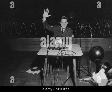 Sgt Elvis A. Presley, 32nd Armored, 3rd Armored Division, Friedberg, in Civilian Life ein Aufnahme- und Filmstar, hält seine letzte Pressekonferenz in Deutschland, bevor er in die USA und Civilian Life zurückkehrt, im engagierten Men’s Club Ray Barracks CA. März 1960 Stockfoto