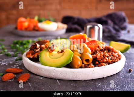 Gesundes Frühstück auf der Plaete. Lachs und Gemüse Stockfoto