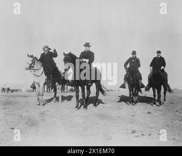 Brig. General Nelson A. Miles und Buffalo Bill sehen feindseliges Indianerlager in der Nähe der Pine Ridge Agency, South Dakota CA. Januar 1891 Stockfoto