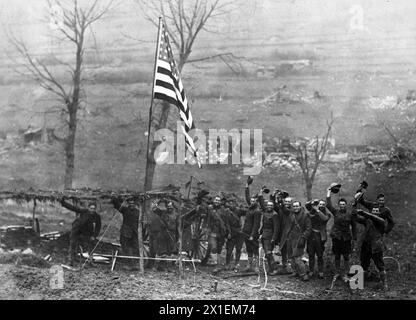 Eine der Kanonen von Battery D, 105th Field Artillery, mit amerikanischer Flagge, die nach dem letzten Schuss gehisst wurde, als der Waffenstillstand wirksam wurde. Etraye, Frankreich CA. November 1918 Stockfoto