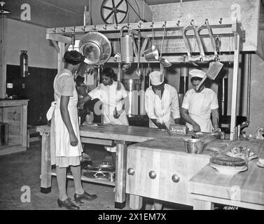 Originalunterschrift: WAAC-Köche bereiten zum ersten Mal in der neuen Küche in Fort Huachuca, Arizona, ein Abendessen zu. 1942 Stockfoto