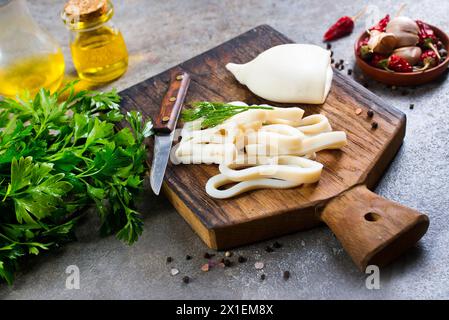 Gekochte Calamari Tintenfischringe auf Holzbrett Stockfoto