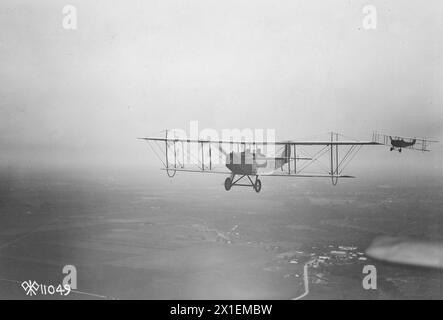 Flugkadetten vom Kelly Field in San Antonio Formation fliegen während des Trainings ca. 1918 Stockfoto