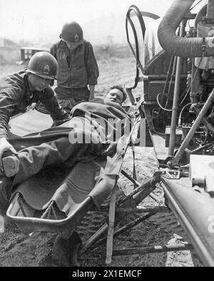 Ein verwundeter Amerikaner wird auf einen Hubschrauber in der Sammelstation des 21. Infanterieregiments in Painmal, Korea, eine Meile südlich des 38. Breitengrades, gebracht, um in ein Basiskrankenhaus ca. 1951 Stockfoto