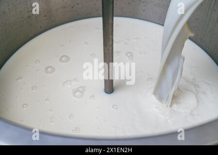 Käseproduktion in Italien. Verarbeitung fermentierter Milch. Nahansicht. Ausgewählter Fokus. Hochwertige Fotos Stockfoto