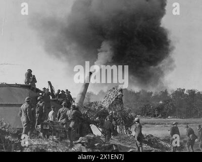 Fotos des Ersten Weltkriegs: Amerikaner rücken in die französische Region Argonne vor. Ein 14-Zoll-Eisenbahngewehr, bemannt von amerikanischen Küstenartilleristen, schickt seine Geschosse 20 Meilen entfernt auf ein deutsches Eisenbahn- und Bewegungszentrum ca. 1918 Stockfoto