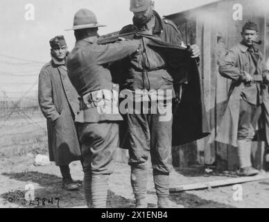Ein amerikanischer Soldat, der einen ungarischen Gefangenen durchsucht; Souilly German Prison Pen, Frankreich CA. 1918 Stockfoto