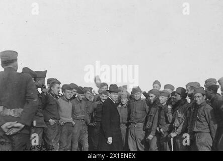 Kriegsminister Newton D. Baker sprach zu einer Gruppe von Soldaten, zwischen Rampont und Souhermes-la-petit France CA. 1918 Stockfoto