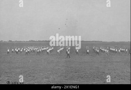 Soldaten, die an Calisthenics teilnehmen, Love Field, Texas CA. 1918 Stockfoto