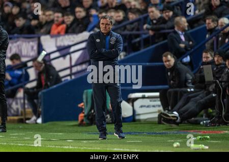 Shrewsbury-Trainer Paul Hurst während des Spiels der Sky Bet League 1 zwischen Bolton Wanderers und Shrewsbury Town im Toughsheet Stadium, Bolton am Dienstag, den 16. April 2024. (Foto: Mike Morese | MI News) Credit: MI News & Sport /Alamy Live News Stockfoto