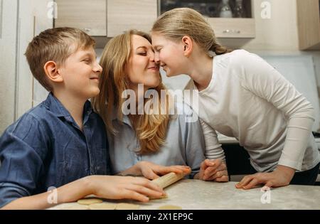 Eine Frau und zwei Kinder machten Kekse in der Küche. Stockfoto