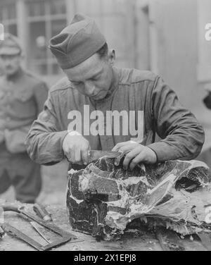 Ein Soldat schneidet gefrorenes amerikanisches Rindfleisch für den Chaos der Hauptquartiertruppe, 32. Division, an der deutschen Grenze bei Consdorf Luxemburg CA. 1918 Stockfoto