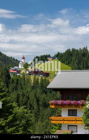 Antoniuskapelle in der Nähe von Bach und Dorf, Reutte, Tirol, Österreich Stockfoto