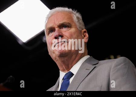 Der Repräsentant der Vereinigten Staaten Tom Emmer (Republikaner von Minnesota) spricht am Dienstag, den 16. April 2024, auf einer Pressekonferenz mit der Führung des Repräsentantenhauses im Capitol Building in Washington DC. Quelle: Aaron Schwartz/CNP /MediaPunch Stockfoto