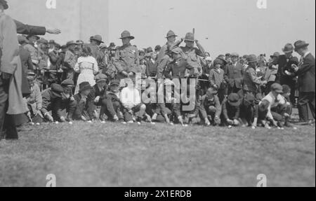 Jungs warten auf ein Signal, um das Rennen im Ostereierrollwettbewerb zu starten. April 1919 Stockfoto