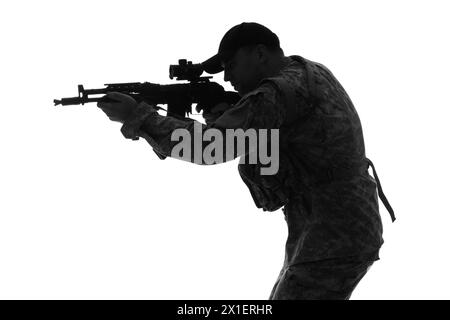 Silhouette eines männlichen Soldaten mit Gewehr auf weißem Hintergrund Stockfoto