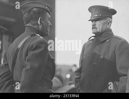 Generalmajor J.A. Lejeune, Befehlshaber der 2. Division der Besatzungsarmee, und General John J. Pershing, Befehlshaber der A.E.F., in Heddsdorf, Deutschland, anlässlich einer Inspektion durch General Pershing CA. Dezember 1918 Stockfoto