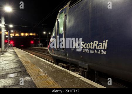 ScotRail Inter7City POWER Car 43146 in Edinburgh Waverley mit dem Scotrail-Logo in einer dunklen Nacht Stockfoto