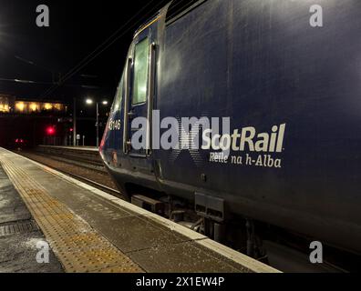 ScotRail Inter7City POWER Car 43146 in Edinburgh Waverley mit dem Scotrail-Logo in einer dunklen Nacht Stockfoto