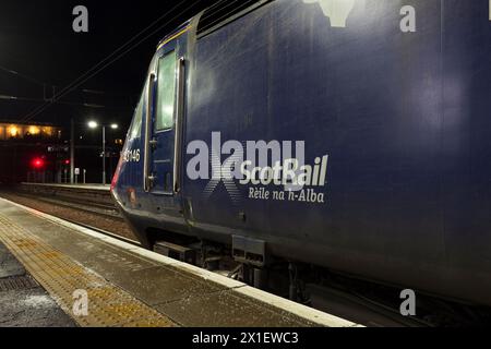 ScotRail Inter7City POWER Car 43146 in Edinburgh Waverley mit dem Scotrail-Logo in einer dunklen Nacht Stockfoto