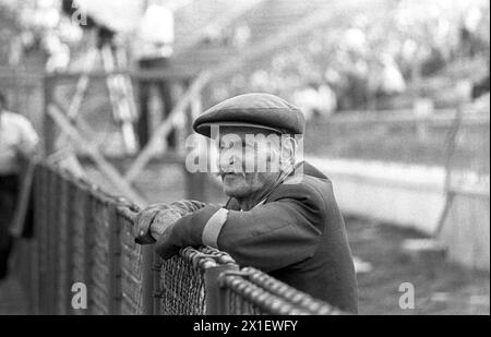 Die Sozialistische Republik Rumänien in den 1970er Jahren Mann, der ein Fußballspiel ansieht. Stockfoto