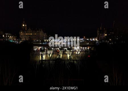 Das östliche Ende des Bahnhofs Edinbrugh Waverley bei Nacht mit einer Scotrail Inter7City Straße im Bahnhof Stockfoto