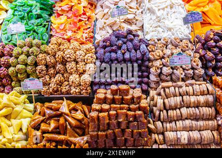 Kuchen und Süßigkeiten stapelten sich hoch im Verkauf in Istanbul, Türkei auf dem ägyptischen Basar Stockfoto