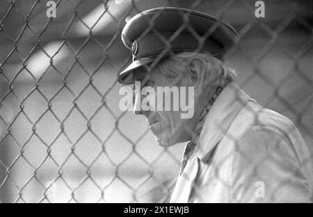 Die Sozialistische Republik Rumänien in den 1970er Jahren Porträt eines älteren Armeeoffiziers mit einem sowjetischen Visier-Hut. Stockfoto
