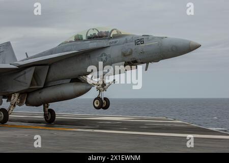 USS Abraham Lincoln, USA. 13. April 2024. Ein F/A-18F Super Hornet Jagdflugzeug der US Navy, das an der Flying Eagles of Strike Fighter Squadron 122 befestigt ist, startet vom Flugdeck des nuklearbetriebenen Superträgers USS Abraham Lincoln der Nimitz-Klasse während einer Luftkraftdemonstration zum Family Day am 13. April 2024 auf dem Pazifik. Die Bootstour mit Freunden und Familie bietet Abraham Lincoln die Gelegenheit, seine Kampfkünste zu demonstrieren und das tägliche Leben an Bord des Schiffes zu zeigen. Foto: MC2 Han Puyu/US Navy Photo/Alamy Live News Stockfoto