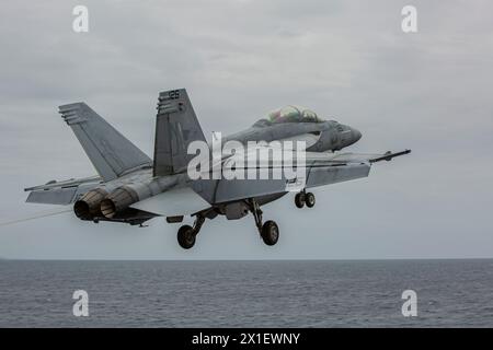 USS Abraham Lincoln, USA. 13. April 2024. Ein F/A-18F Super Hornet Jagdflugzeug der US Navy, das an der Flying Eagles of Strike Fighter Squadron 122 befestigt ist, startet vom Flugdeck des nuklearbetriebenen Superträgers USS Abraham Lincoln der Nimitz-Klasse während einer Luftkraftdemonstration zum Family Day am 13. April 2024 auf dem Pazifik. Die Bootstour mit Freunden und Familie bietet Abraham Lincoln die Gelegenheit, seine Kampfkünste zu demonstrieren und das tägliche Leben an Bord des Schiffes zu zeigen. Foto: MC2 Han Puyu/US Navy Photo/Alamy Live News Stockfoto