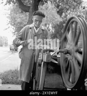 Die Sozialistische Republik Rumänien in den 1970er Jahren Ein „Messer“ auf einer Stadtstraße, der Messer und Scheren mit einem Schleifwagen schärft. Stockfoto