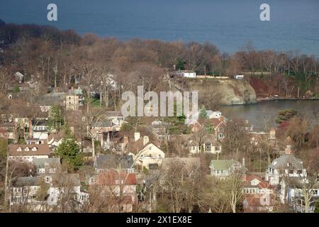 Aus der Vogelperspektive auf die Häuser in Lakewood, den Vororten von Cleveland, in der Morgensonne. Ohio, USA Stockfoto