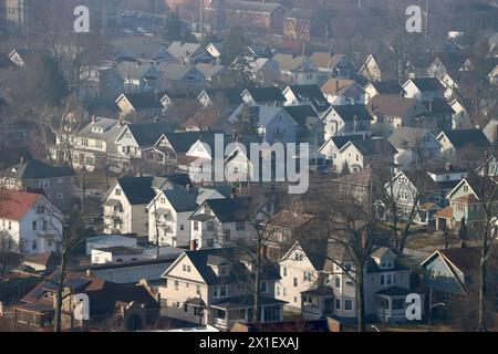 Aus der Vogelperspektive auf die Häuser in Lakewood, den Vororten von Cleveland, in der Morgensonne. Ohio, USA Stockfoto