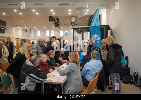 Chalfont St Peter, Großbritannien. April 2024. Bewohner und lokale Geschäftsinhaber aus Chalfont St. Peter in Buckinghamshire haben heute Abend den Hub in der Gold Hill Baptist Church im Dorf für ein Hochwasser-Update-Meeting gepackt. Thames Water, die Umweltbehörde, der Buckinghamshire Council, der Chalfont St Peter Parish Council und andere Interessengruppen waren da, um Fragen von betroffenen Bewohnern und Unternehmen zu Fragen über Abwasser- und Grundwasserfluten zu beantworten, die einen Teil des Dorfes für Monate gesperrt haben. Die Emotionen waren hoch, als die Bewohner von Abwasser sprachen, das in ihre Küchenspüle kam. Stockfoto