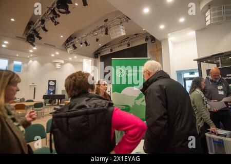 Chalfont St Peter, Großbritannien. April 2024. Bewohner und lokale Geschäftsinhaber aus Chalfont St. Peter in Buckinghamshire haben heute Abend den Hub in der Gold Hill Baptist Church im Dorf für ein Hochwasser-Update-Meeting gepackt. Thames Water, die Umweltbehörde, der Buckinghamshire Council, der Chalfont St Peter Parish Council und andere Interessengruppen waren da, um Fragen von betroffenen Bewohnern und Unternehmen zu Fragen über Abwasser- und Grundwasserfluten zu beantworten, die einen Teil des Dorfes für Monate gesperrt haben. Die Emotionen waren hoch, als die Bewohner von Abwasser sprachen, das in ihre Küchenspüle kam. Stockfoto