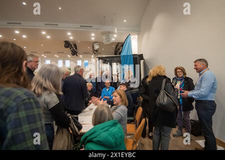 Chalfont St Peter, Großbritannien. April 2024. Bewohner und lokale Geschäftsinhaber aus Chalfont St. Peter in Buckinghamshire haben heute Abend den Hub in der Gold Hill Baptist Church im Dorf für ein Hochwasser-Update-Meeting gepackt. Thames Water, die Umweltbehörde, der Buckinghamshire Council, der Chalfont St Peter Parish Council und andere Interessengruppen waren da, um Fragen von betroffenen Bewohnern und Unternehmen zu Fragen über Abwasser- und Grundwasserfluten zu beantworten, die einen Teil des Dorfes für Monate gesperrt haben. Die Emotionen waren hoch, als die Bewohner von Abwasser sprachen, das in ihre Küchenspüle kam. Stockfoto