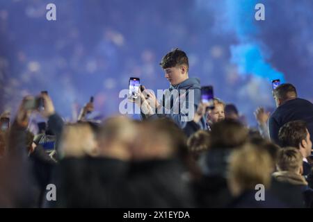 Portsmouth, Großbritannien. April 2024. Portsmouth Fans feiern den Sieg der Liga während des Spiels von Sky Bet League 1 Portsmouth gegen Barnsley im Fratton Park, Portsmouth, Großbritannien, 16. April 2024 (Foto: Alfie Cosgrove/News Images) in Portsmouth, Großbritannien, am 16. April 2024. (Foto: Alfie Cosgrove/News Images/SIPA USA) Credit: SIPA USA/Alamy Live News Stockfoto