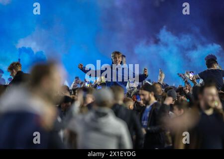 Portsmouth, Großbritannien. April 2024. Portsmouth Fans feiern den Sieg der Liga während des Spiels von Sky Bet League 1 Portsmouth gegen Barnsley im Fratton Park, Portsmouth, Großbritannien, 16. April 2024 (Foto: Alfie Cosgrove/News Images) in Portsmouth, Großbritannien, am 16. April 2024. (Foto: Alfie Cosgrove/News Images/SIPA USA) Credit: SIPA USA/Alamy Live News Stockfoto