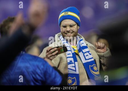 Portsmouth, Großbritannien. April 2024. Portsmouth Fans feiern den Sieg der Liga während des Spiels von Sky Bet League 1 Portsmouth gegen Barnsley im Fratton Park, Portsmouth, Großbritannien, 16. April 2024 (Foto: Alfie Cosgrove/News Images) in Portsmouth, Großbritannien, am 16. April 2024. (Foto: Alfie Cosgrove/News Images/SIPA USA) Credit: SIPA USA/Alamy Live News Stockfoto