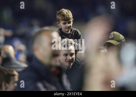 Portsmouth, Großbritannien. April 2024. Portsmouth Fans feiern den Sieg der Liga während des Spiels von Sky Bet League 1 Portsmouth gegen Barnsley im Fratton Park, Portsmouth, Großbritannien, 16. April 2024 (Foto: Alfie Cosgrove/News Images) in Portsmouth, Großbritannien, am 16. April 2024. (Foto: Alfie Cosgrove/News Images/SIPA USA) Credit: SIPA USA/Alamy Live News Stockfoto