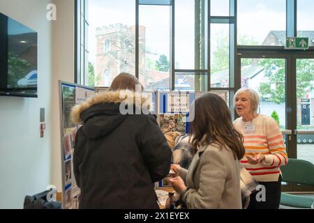 Chalfont St Peter, Großbritannien. April 2024. Bewohner und lokale Geschäftsinhaber aus Chalfont St. Peter in Buckinghamshire haben heute Abend den Hub in der Gold Hill Baptist Church im Dorf für ein Hochwasser-Update-Meeting gepackt. Thames Water, die Umweltbehörde, der Buckinghamshire Council, der Chalfont St Peter Parish Council und andere Interessengruppen waren da, um Fragen von betroffenen Bewohnern und Unternehmen zu Fragen über Abwasser- und Grundwasserfluten zu beantworten, die einen Teil des Dorfes für Monate gesperrt haben. Die Emotionen waren hoch, als die Bewohner von Abwasser sprachen, das in ihre Küchenspüle kam. Stockfoto