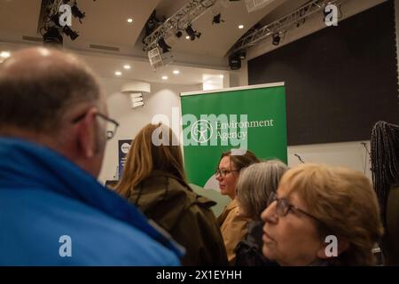 Chalfont St Peter, Großbritannien. April 2024. Bewohner und lokale Geschäftsinhaber aus Chalfont St. Peter in Buckinghamshire haben heute Abend den Hub in der Gold Hill Baptist Church im Dorf für ein Hochwasser-Update-Meeting gepackt. Thames Water, die Umweltbehörde, der Buckinghamshire Council, der Chalfont St Peter Parish Council und andere Interessengruppen waren da, um Fragen von betroffenen Bewohnern und Unternehmen zu Fragen über Abwasser- und Grundwasserfluten zu beantworten, die einen Teil des Dorfes für Monate gesperrt haben. Die Emotionen waren hoch, als die Bewohner von Abwasser sprachen, das in ihre Küchenspüle kam. Stockfoto