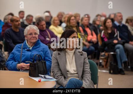 Chalfont St Peter, Großbritannien. April 2024. Bewohner und lokale Geschäftsinhaber aus Chalfont St. Peter in Buckinghamshire haben heute Abend den Hub in der Gold Hill Baptist Church im Dorf für ein Hochwasser-Update-Meeting gepackt. Thames Water, die Umweltbehörde, der Buckinghamshire Council, der Chalfont St Peter Parish Council und andere Interessengruppen waren da, um Fragen von betroffenen Bewohnern und Unternehmen zu Fragen über Abwasser- und Grundwasserfluten zu beantworten, die einen Teil des Dorfes für Monate gesperrt haben. Die Emotionen waren hoch, als die Bewohner von Abwasser sprachen, das in ihre Küchenspüle kam. Stockfoto