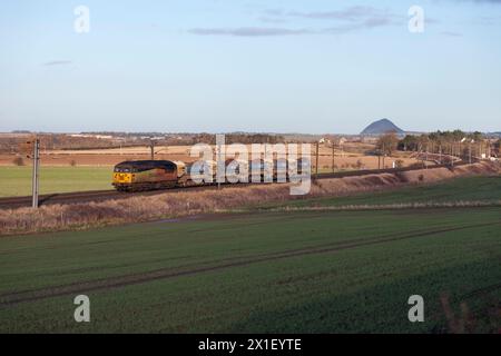 Colas Rail Freight Baureihe 56 Diesellokomotive 56078 auf der Ostküstenhauptstrecke mit Ingenieuren von Ballastbehältern Stockfoto