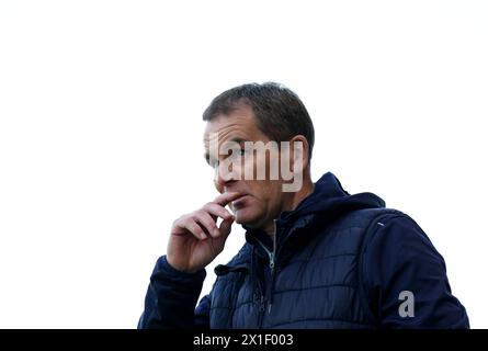 Accrington Stanley-Trainer John Doolan an der Touchline während des Spiels der Sky Bet League Two im One Call Stadium in Mansfield. Bilddatum: Dienstag, 16. April 2024. Stockfoto