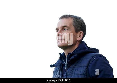 Accrington Stanley-Trainer John Doolan an der Touchline während des Spiels der Sky Bet League Two im One Call Stadium in Mansfield. Bilddatum: Dienstag, 16. April 2024. Stockfoto